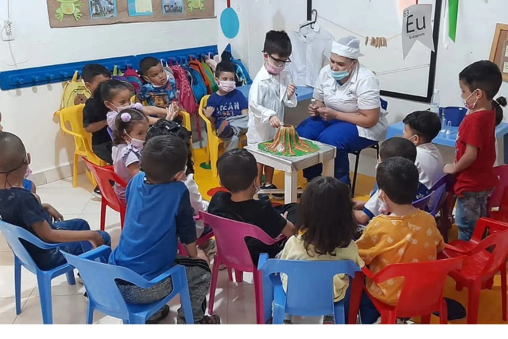 Niños pequeños jugando