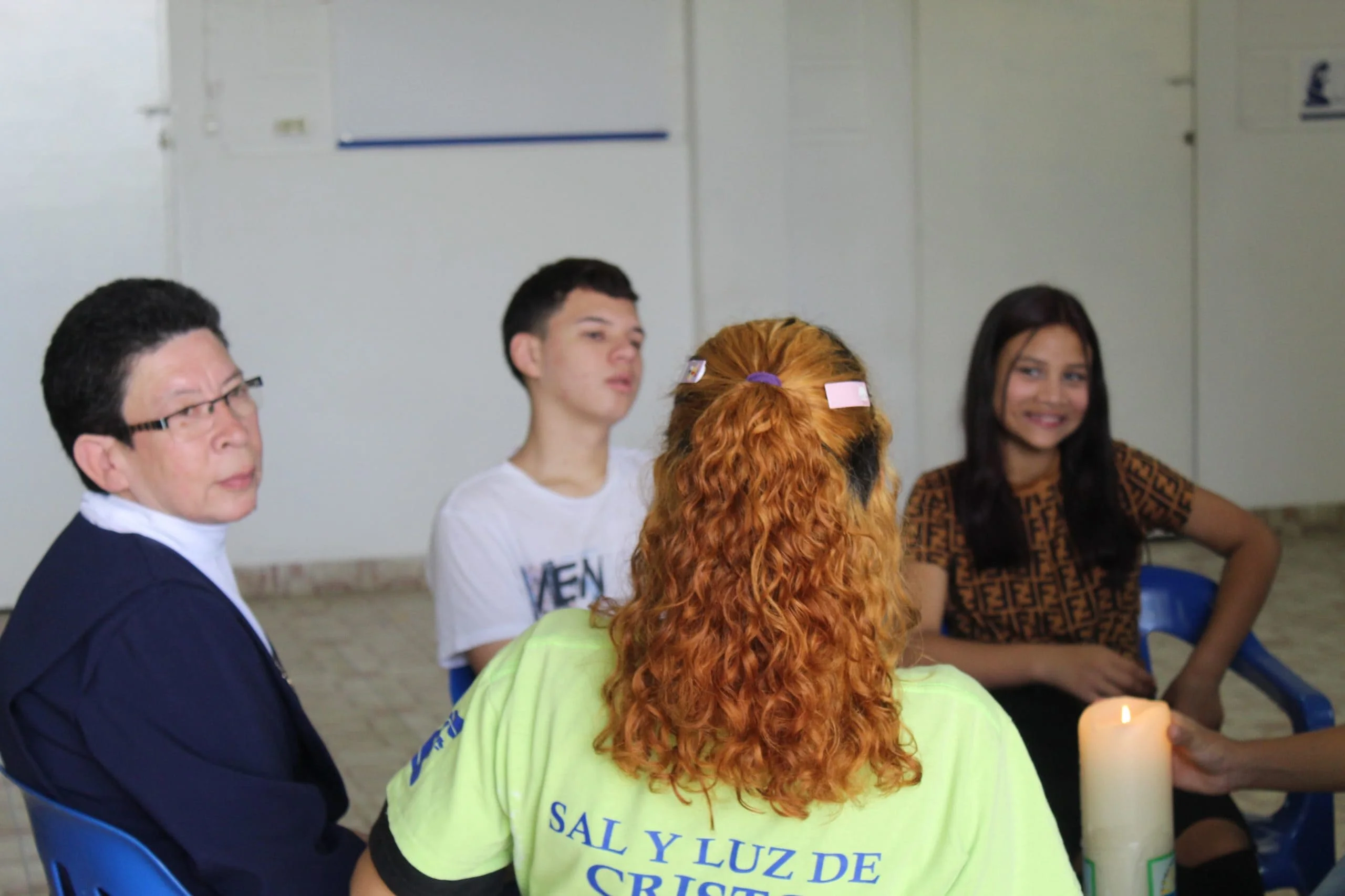 Jóvenes compartiendo en encuentro de integración