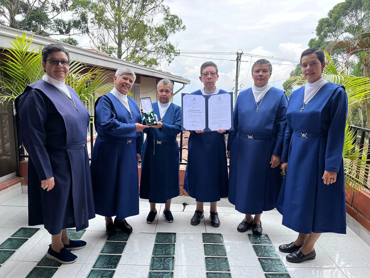 Hermanas Misioneras sonriendo en vida consagrada